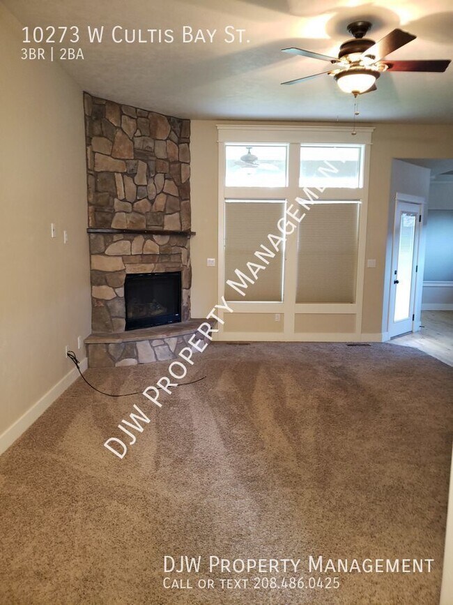 Foto del edificio - Water Front Home with Custom Cabinets!