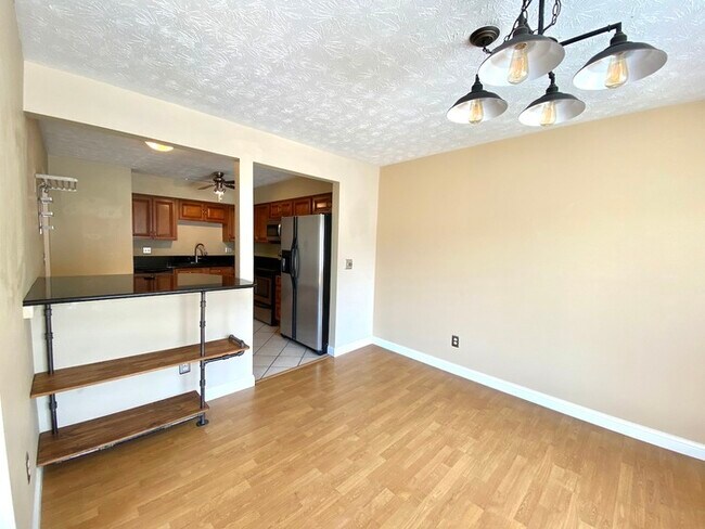 Foto del edificio - Spacious Poolside Blue Ash Condo!