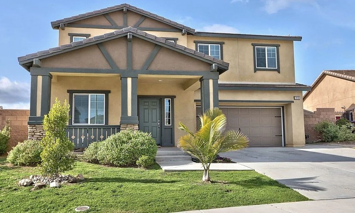 Primary Photo - Stunning 5 Bed/3 Bath Home With Spacious L...
