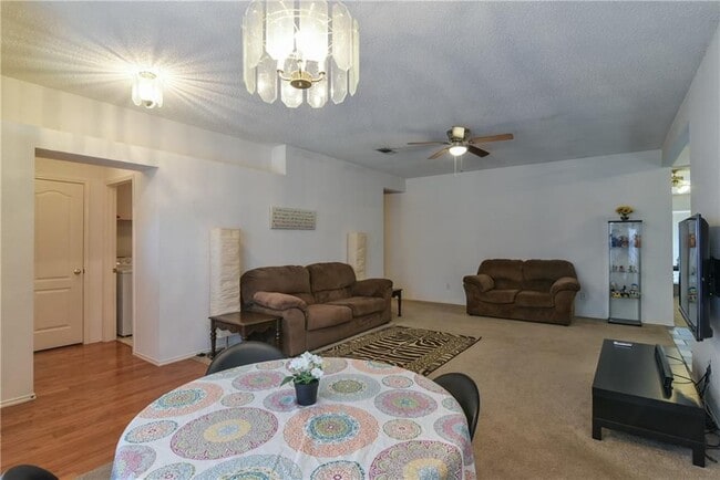 Foto del edificio - Ready to Move in... Do not miss this house...