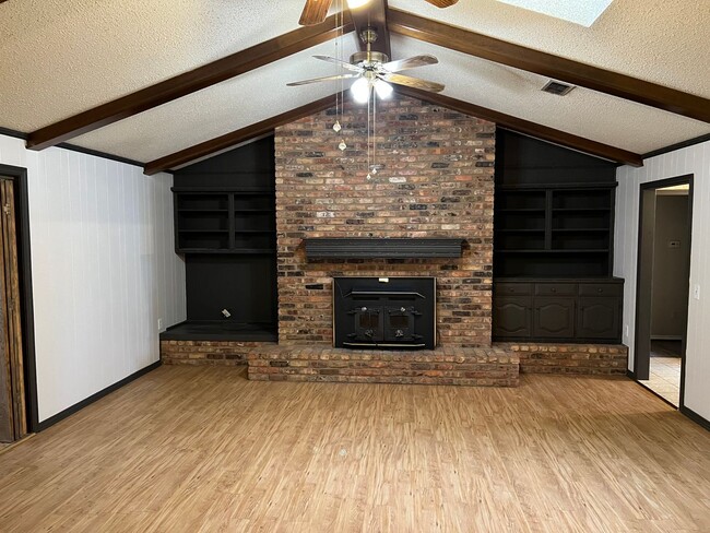 Building Photo - Wow 4 bedroom 3 bath 2 garage  almost 3000...