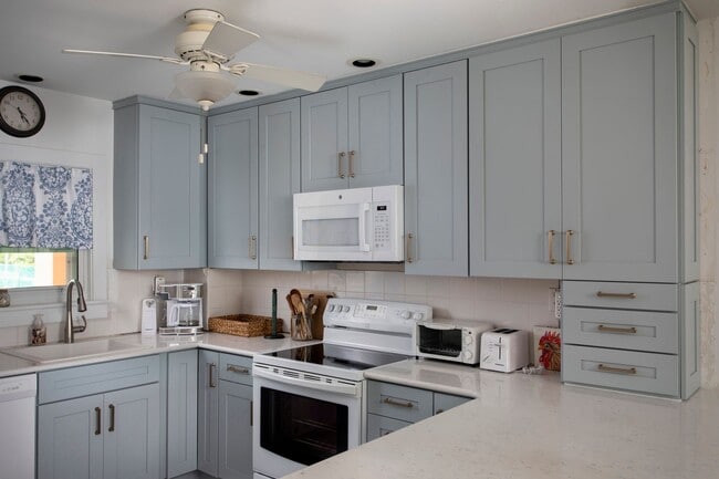 Foto del edificio - 1 Bedroom 1 Bathroom Furnished Second Floor Direct Ocean View Condo Lease dates: 5/1/2026 - 12/31...