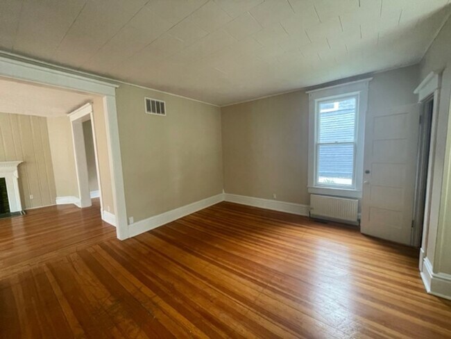 Foto del edificio - Large 3 Bedroom W/Basement and Garage Avai...