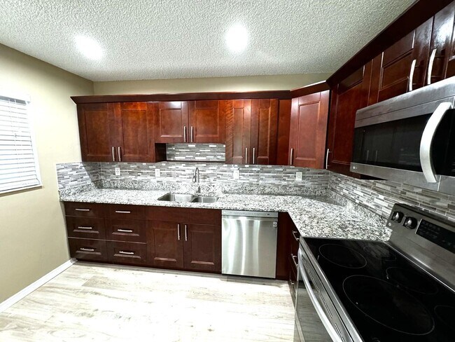 Building Photo - 1200 SE Parkview Pl