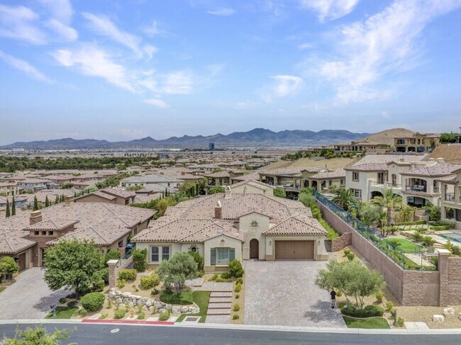 Foto del edificio - Dazzling 4,000+ sq ft Guard Gated Southern...