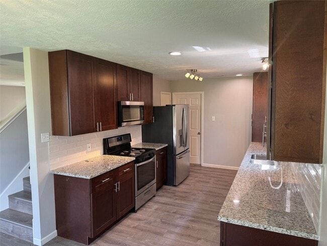 Building Photo - 16527 Rock E Dr