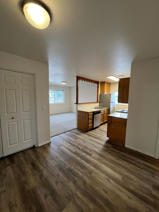 Foto del edificio - 3 Bed / 2 Bath Home for Rent in Willow Creek – Renovated with Mountain Views