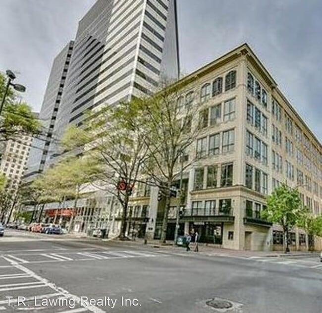 2 br, 2 bath House 127 N Tryon Street Un... House Rental in