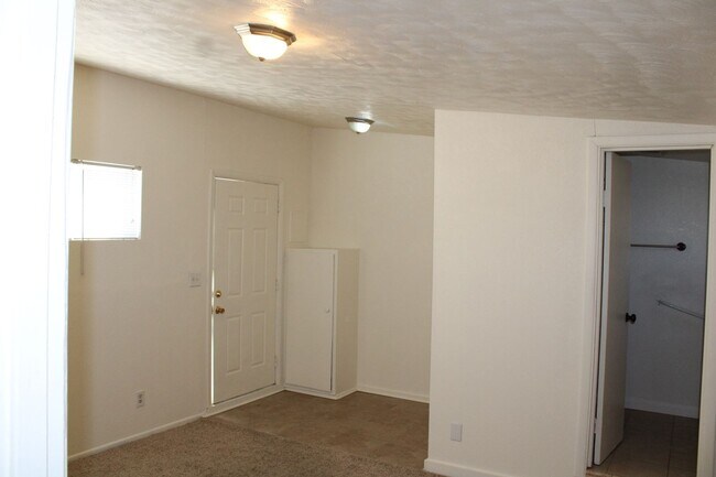 Foto del edificio - 2528 Irwin Rd