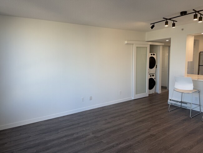 Building Photo - 811 Helmcken St