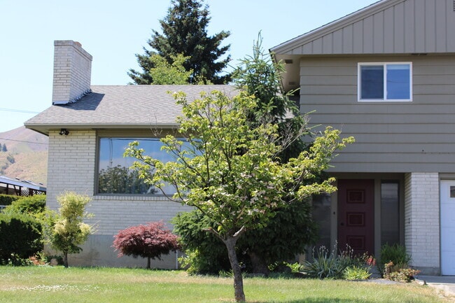 Building Photo - 1312 N Western Ave