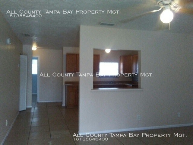 Building Photo - Charming  3 bedroom 1 bathroom apartment