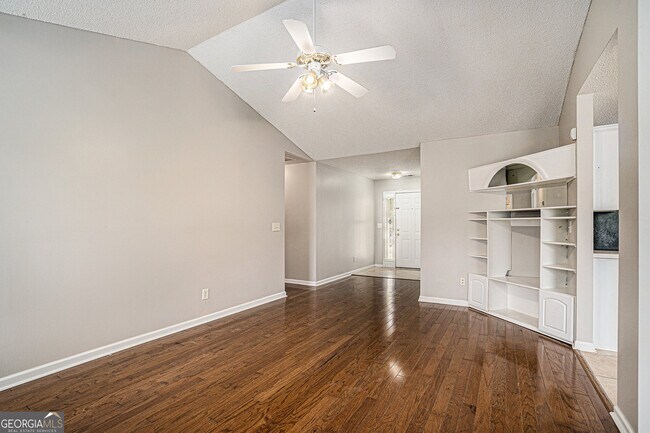 Building Photo - 616 Amelia Creek Ct SE