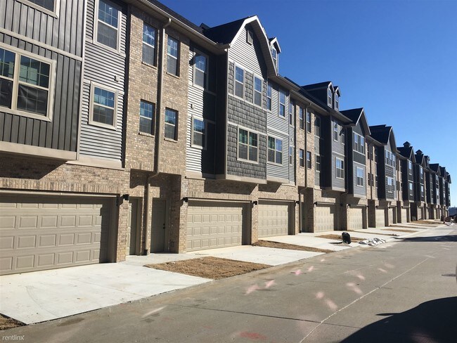 Building Photo - 2825 W Hillshire Dr