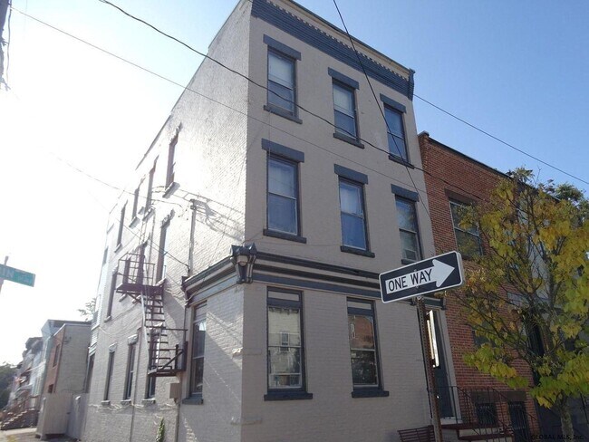 Building Photo - 81 Robin St