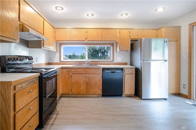 Building Photo - Cute Shoreline Home