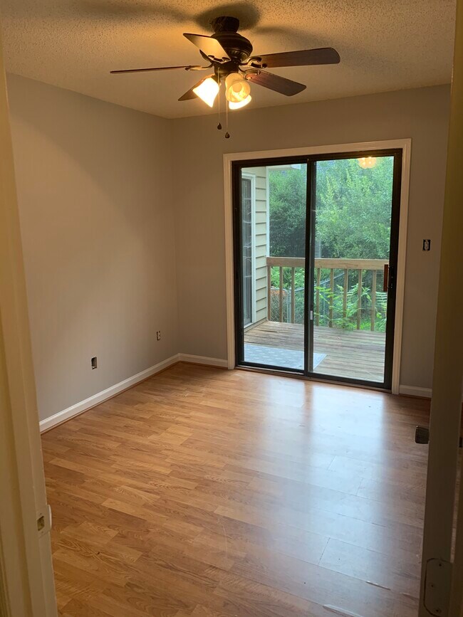 Dormitorio con acceso al patio - 2213 Briar Glen Rd