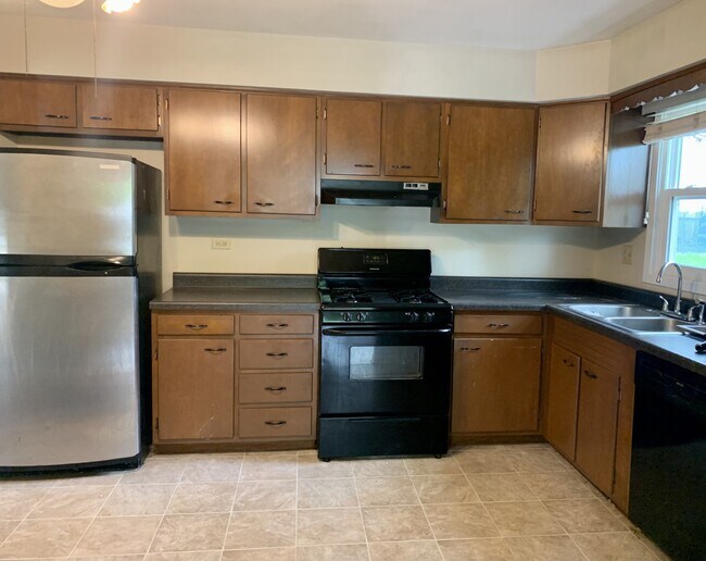 Building Photo - 1622 Oak Ln