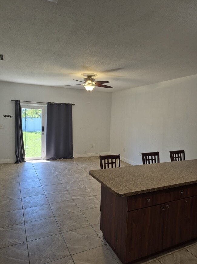 Building Photo - 448 NW 4th Ave