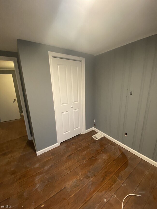 Building Photo - 2 br, 1 bath Duplex - 20 Batten Avenue 2