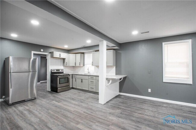 Building Photo - 822 Avalon