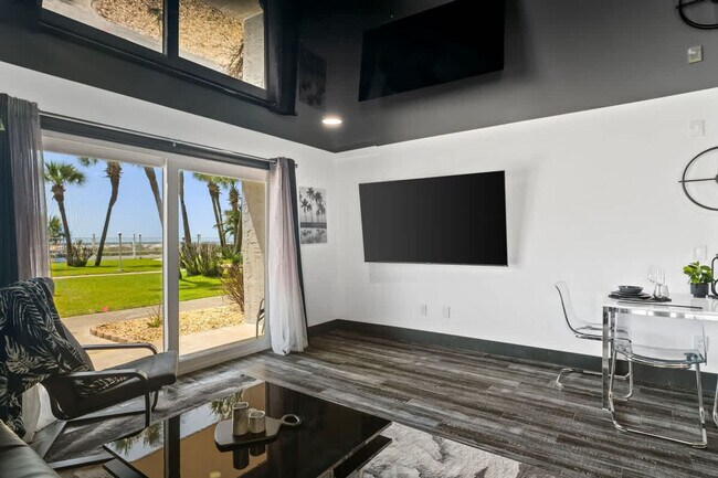 Building Photo - 8743 Thomas Dr