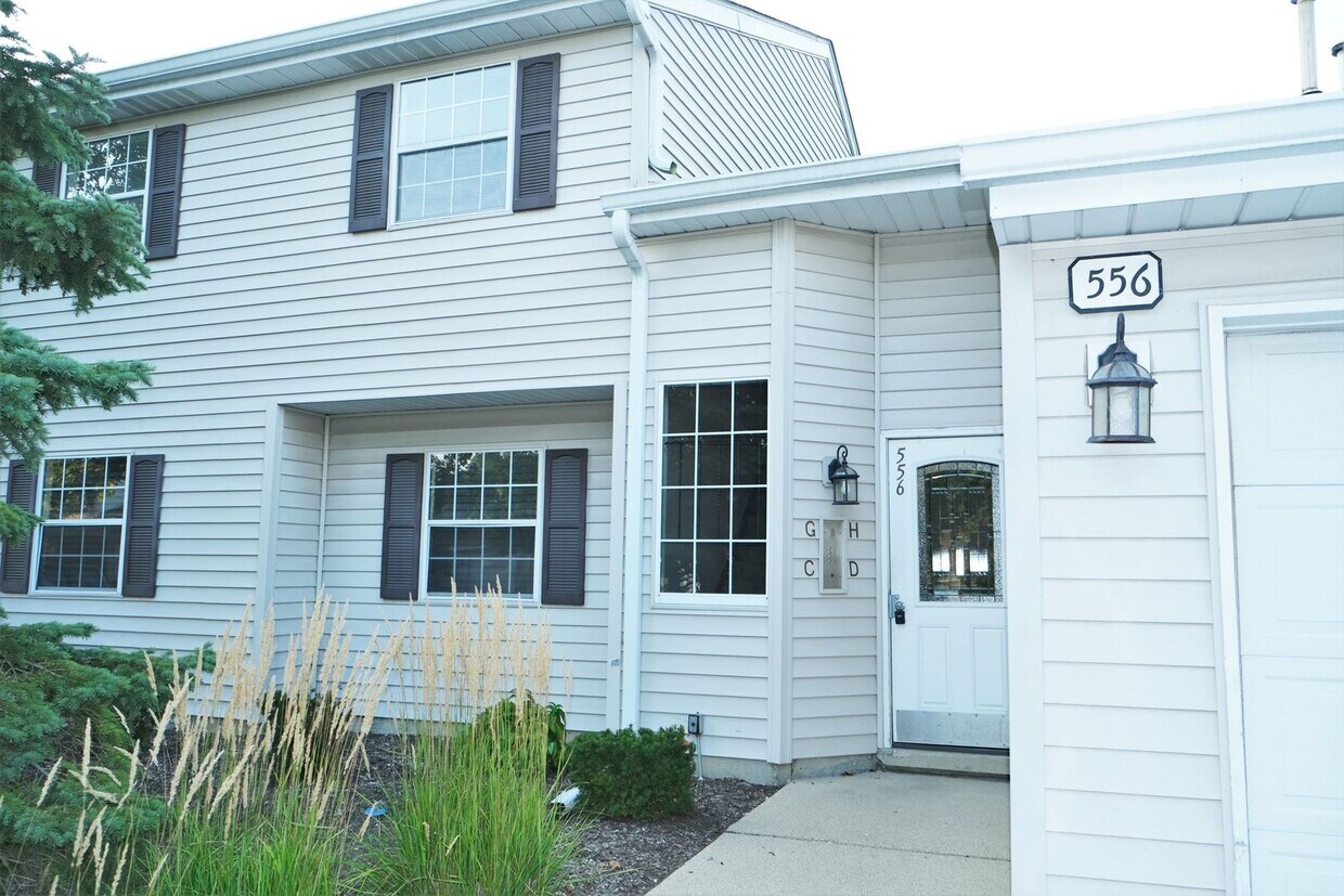 556 E Shag Bark Ln Unit G, Streamwood, IL 60107 Condo for Rent in Streamwood, IL