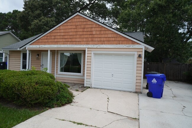 Photo - 1133 Oakcrest Dr House