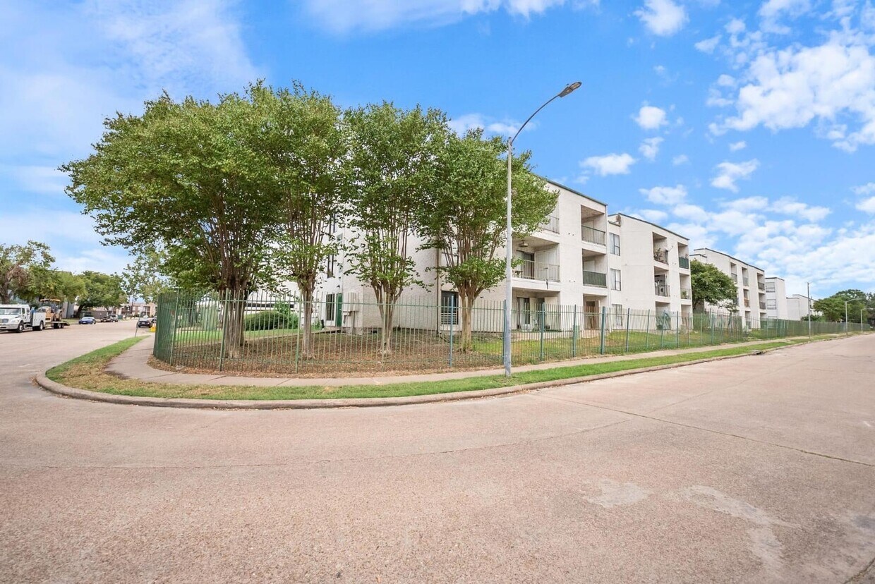 Building Photo - 2818 S Bartell Dr