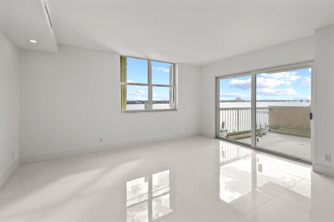 Building Photo - 2600 N Flagler Dr