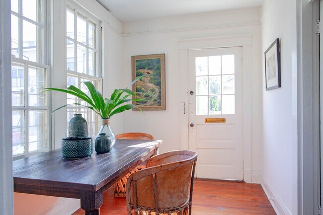 Building Photo - Gorgeous, Natural Light Filled Studio/1BA in Fairgrounds!