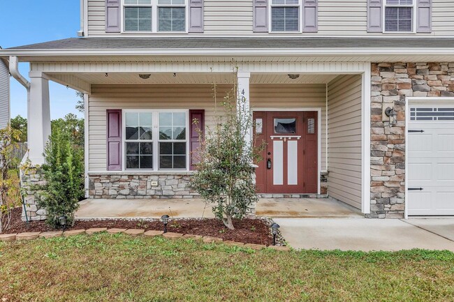 Building Photo - Large home in Swansboro School District