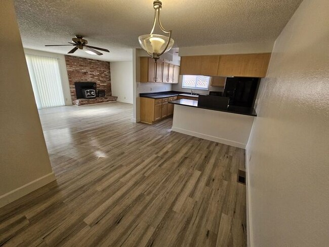 Foto del edificio - 3 Bedroom 2 Bath 2 Car Garage home in the ...