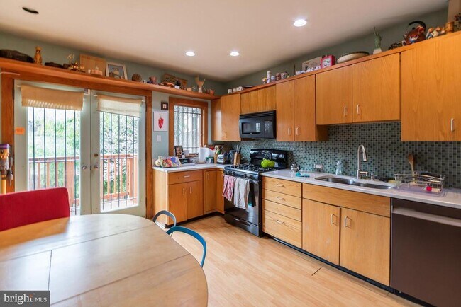 Building Photo - 206 S 43rd St