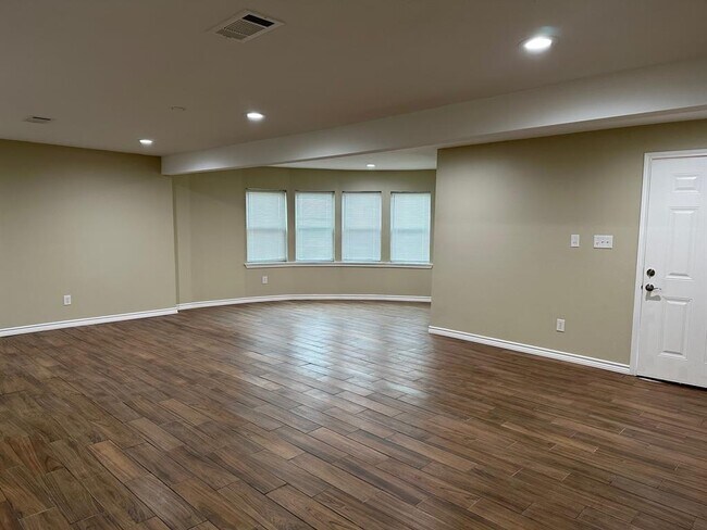 Foto del edificio - 631 Live Oak Dr
