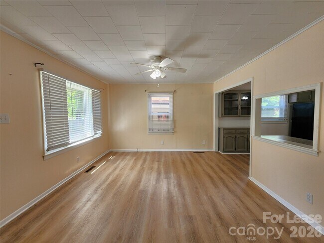 Foto del edificio - 135 Oak Grove Rd