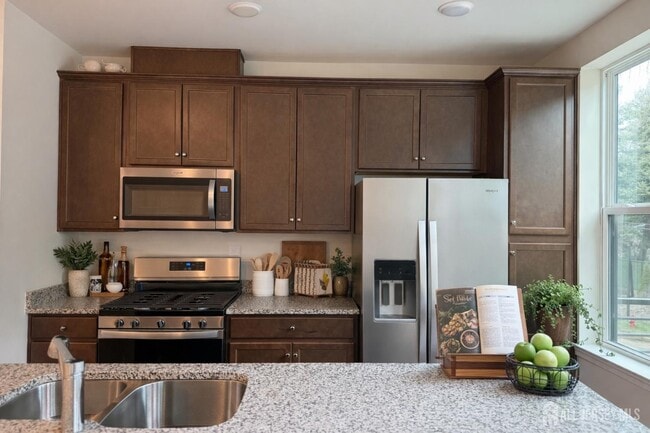 Building Photo - 616 Sadie Cir