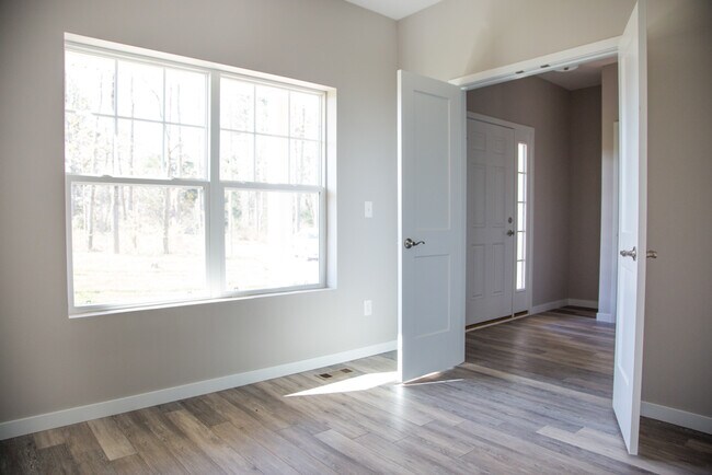 Building Photo - 664 Hyatts Rd