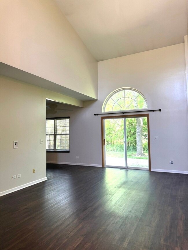 Building Photo - 4013 Oak Tree Ln