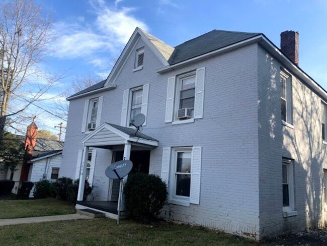 Building Photo - Two bedroom, 1 bath Quadplex in Burlington
