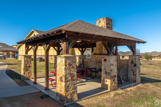 Área de parrilla al aire libre - SilverLeaf Apartments at Gun Barrel City