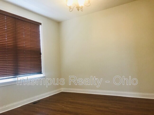 Building Photo - 9390 Woodbine Way