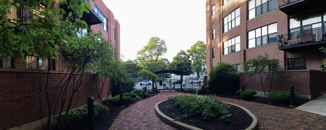 Foto del edificio - 2323 W Pershing Rd