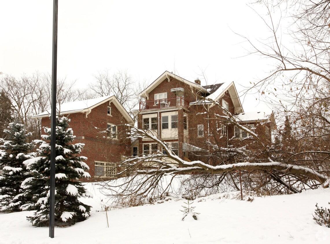 Foto del edificio - 1675-1677 Broadway Ave