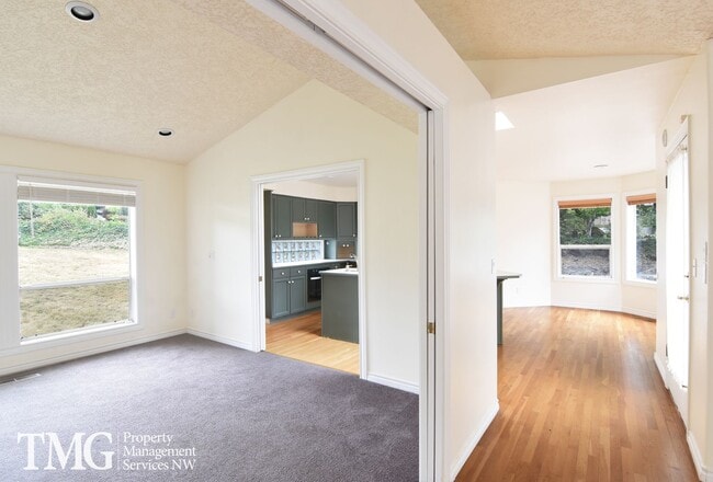 Building Photo - 3BD Estate on Large Lot