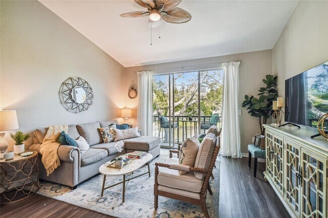 Foto del edificio - 628 Arbor Lake Ln
