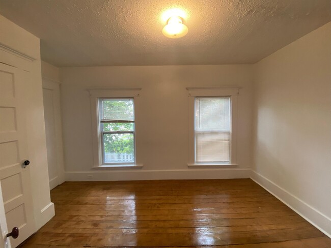 Building Photo - 10 Spruce Ave