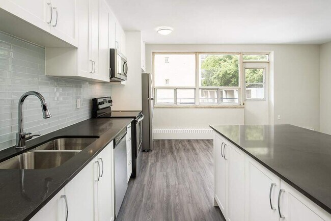 Photo du bâtiment - 2893 & 2897 St Clair Avenue East