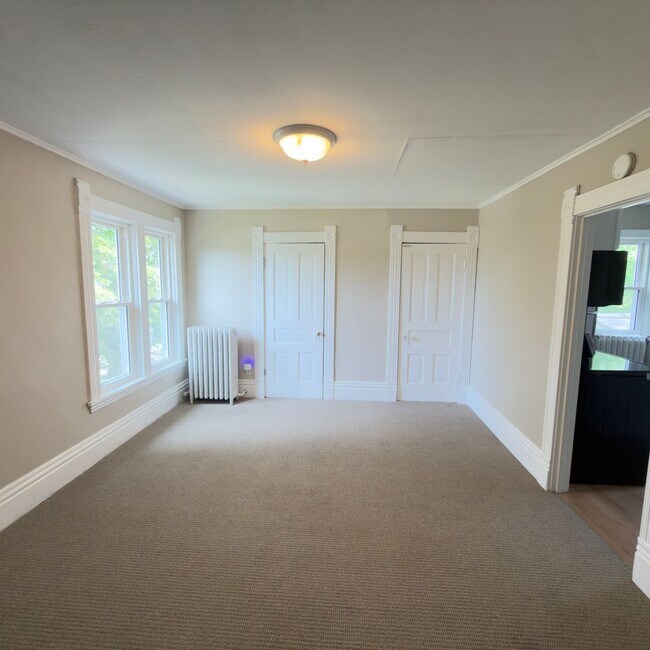 Building Photo - Two Bedroom Upper Apartment in Walker!