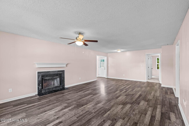 Building Photo - 408 Bluegrass Cir